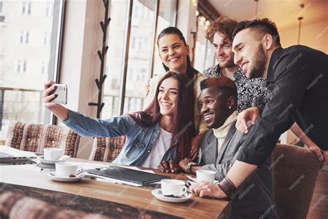 Selfie De Jóvenes Sonrientes Divirtiéndose Juntos Mejores Amigos