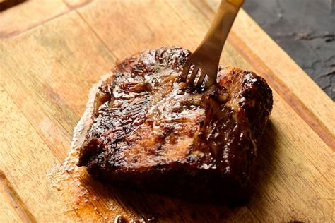 Costillas De Ternera Asadas Presentadas En La Mesa Cocina Tradicional