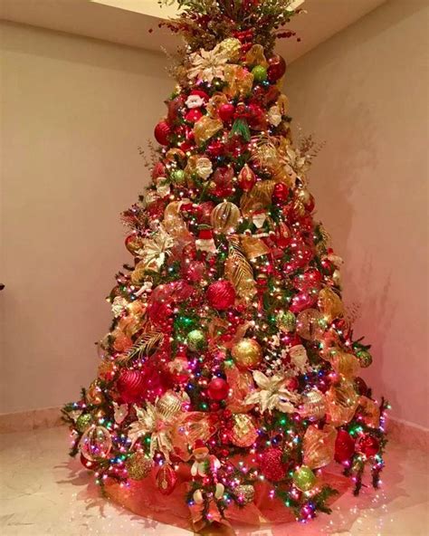 A Decorated Christmas Tree With Red And Gold Decorations