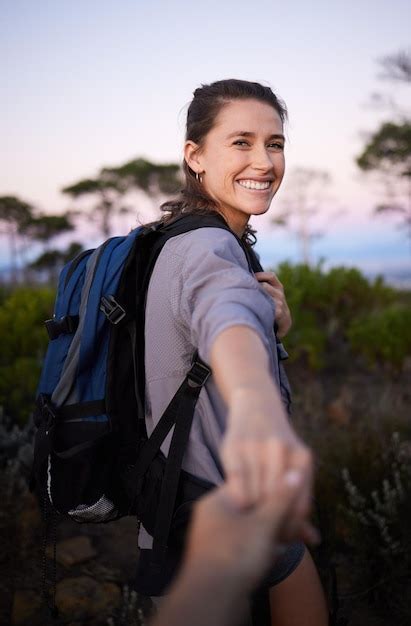 Caminhadas De M Os Dadas E Retrato De Mulher Na Montanha Para Aventura