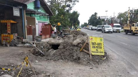 Mangkrak Hampir Sepekan Proyek Galian Pipa Di Jalan Wates Dikeluhkan Warga