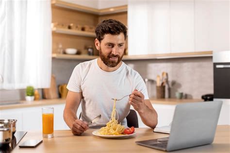 Homem Caucasiano Adulto Bonito E Faminto Sorridente Em Camiseta Branca