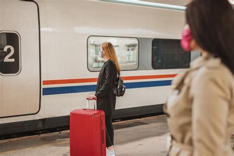 Vista Trasera De Una Mujer En El Tren En La Estación De Tren Foto Premium