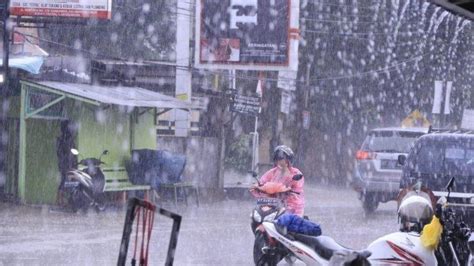 Prakiraan Cuaca Hari Ini Kamis Maret Bandung Hujan Sedang Dan