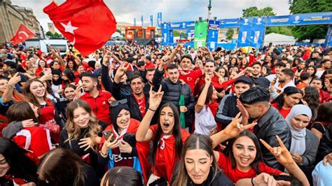 Nach Sieg der Türkei gegen Österreich bei EM Kritik an Wolfsgruß Jubel