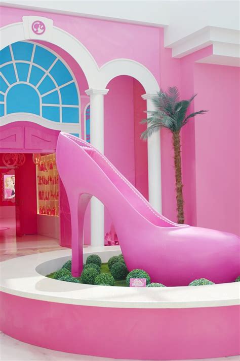 Trend Alert: Barbie Dreamhouse Experience™ Birthday Party // Hostess ...