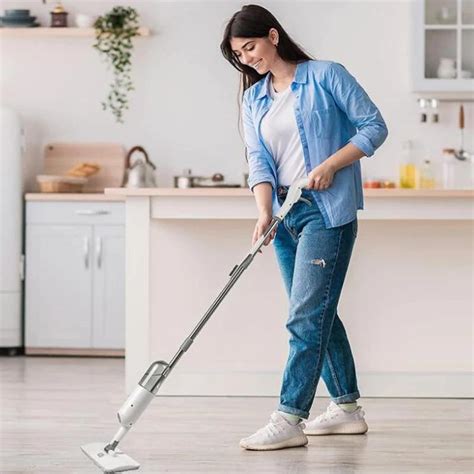 Швабра с распылителем и резервуаром для воды