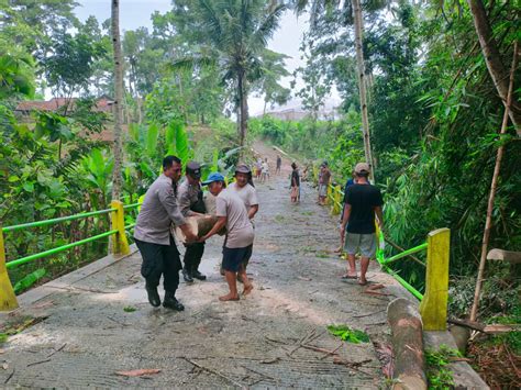 Personel Polsek Nanggulan Laksanakan Giat Karya Bhakti Evakuasi Pohon