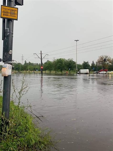 Pogoda Silne Burze Z Ulewami I Gradem Liczne Podtopienia W Zgierzu I