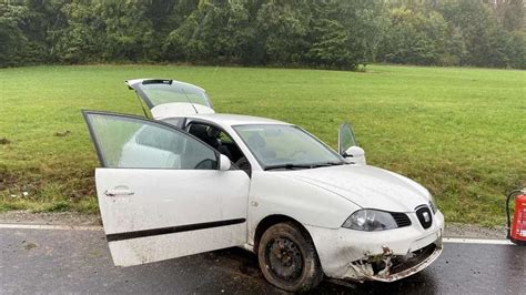 Unfall Bei Hofbieber Auto Kommt Von Fahrbahn Ab Und Landet Im