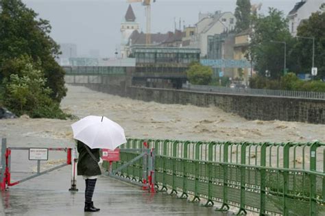 Des Milliers De Personnes Fuient Leurs Maisons Alors Que Les