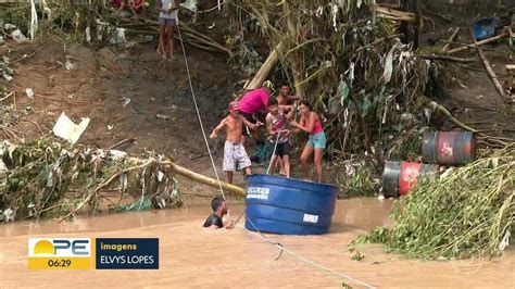 Ponte cede moradores ficam ilhados e vizinhos usam caixa d água para