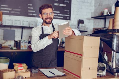 Trabalhador Masculino Alegre Usando Computador Tablet No Caf Foto