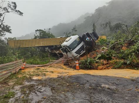 Fam Lia Que Teve Carro Arrastado Se Salva Ilesa De Deslizamento Na Br