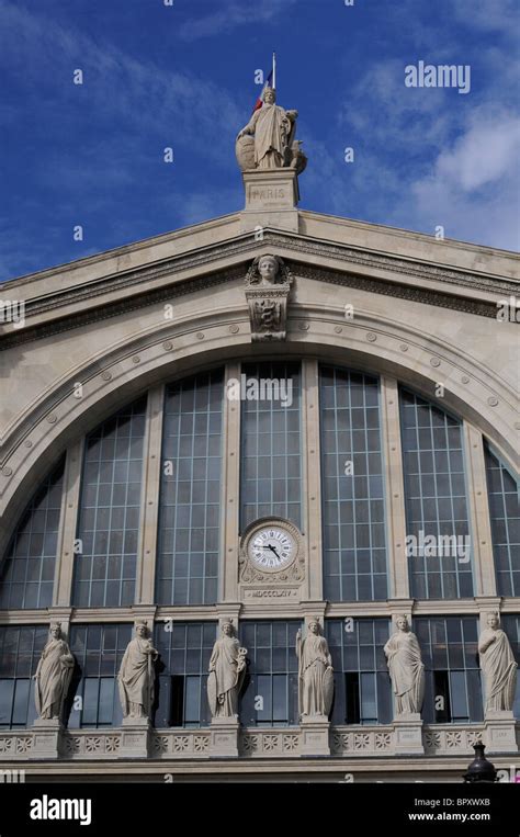 Fachada principal de la estación norte de tren Gare du Nord en París