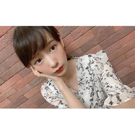 保紫萌香さんのインスタグラム写真 保紫萌香Instagram また耳つまみポーズﾟ ﾟω ﾟ ﾟ 意外なんですが 花柄の