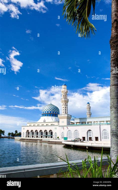 kota kinabalu, masjid bandaraya Stock Photo - Alamy