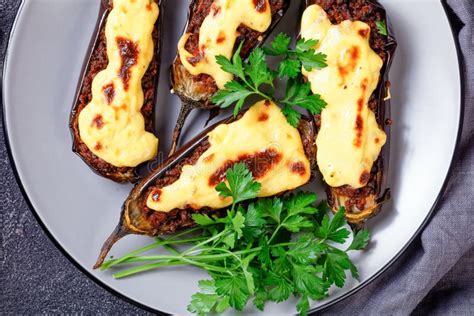 Papoutesakia Griegos Con Salsa De Bechamel Encima Foto De Archivo