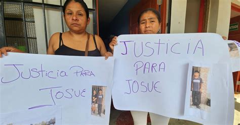 San Juan De Miraflores Apu Alan A Escolar De A Os Frente A Su