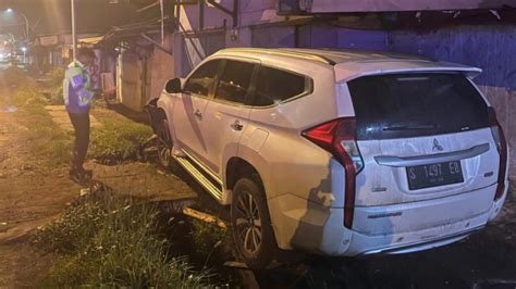 Tabrakan Pajero Vs Motor Di Raya Duduksampeyan Gresik Satu Pengendara