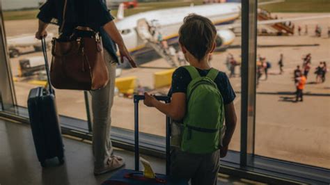 Qué hacer si quiero viajar con mi hijo pero su madre o padre no esta