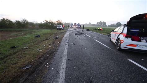 Pieve Del Cairo Schianto Sulla Strada Per Mede Un Auto Finisce Nel