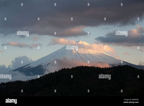 Puesta De Sol Y Nubes El Monte Fuji Fuji San Es La Monta A M S Alta