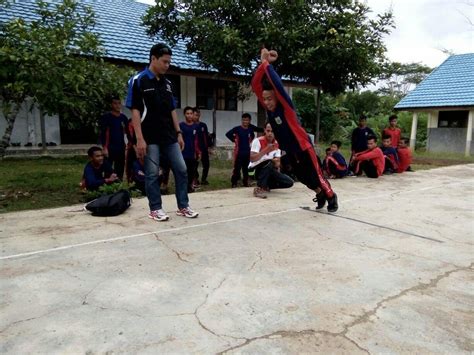 PENDIDIKAN JASMANI DAN OLAHRAGA: GERAK LOKOMOTOR, GERAK NON LOKOMOTOR ...