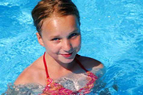 Fille Dans Une Piscine Image Stock Image Du éclaboussure 979127