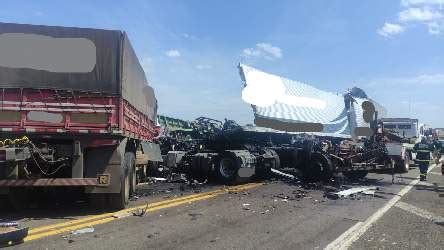 Colisão entre três carretas deixa mortos na rodovia Raposo Tavares