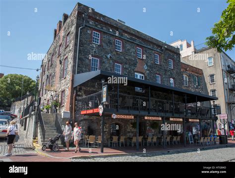 Restaurant in downtown Savannah along the riverfront Stock Photo - Alamy