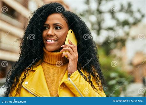 Mujer Afroamericana De Mediana Edad Hablando En El Smartphone De La