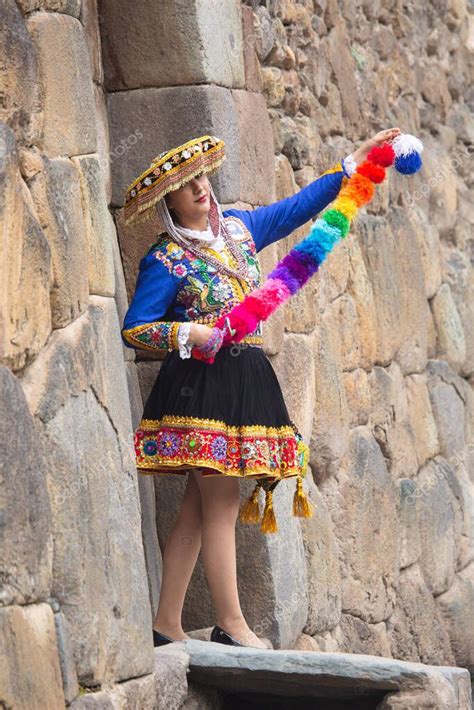 Hermosa Chica Con Vestido Tradicional De La Cultura Andina Peruana