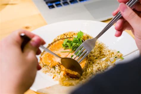 Salmones Cortados Fritos Con Arroz Frito Las Manos Del Hombre Utilizan