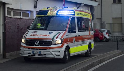 Incidente A Escalaplano In Sardegna Auto Si Schianta Contro Il Muro Di