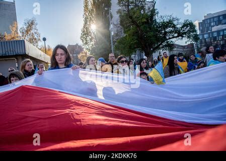 Los Participantes Vieron Sostener Una Enorme Bandera Polaca Durante La