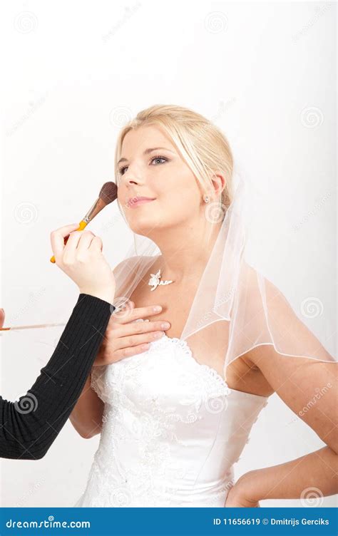 Novia Hermosa Joven Que Aplica Maquillaje De La Boda Imagen De Archivo