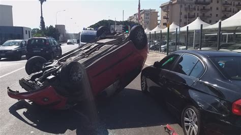 Incidente A Palermo Auto Si Ribalta In Via Pecoraino Le Foto Dello