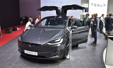 Mondial De L Auto 2016 Tesla Modernise Le SUV Avec Son Model X