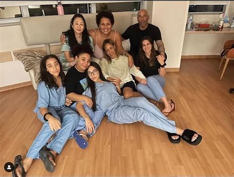 Quase todos filha de Pelé posta foto de Natal em família no hospital