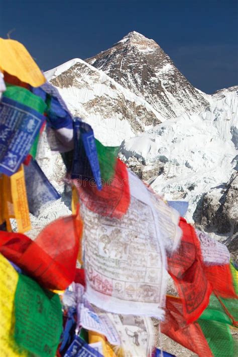 El Monte Everest Con Las Banderas Budistas Del Rezo Foto De Archivo