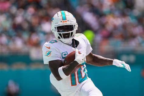 Tyreek Hill Assures Miami Dolphins Fans He Aint Going Nowhere