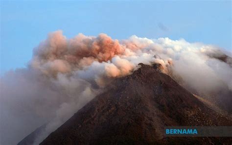 Indonesias Mount Merapi Volcano Erupts Forcing Evacuation Of Hundreds