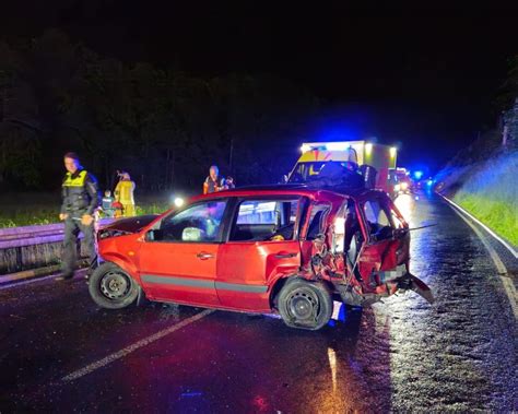 Auto an Felswand geprallt 18 Jähriger stirbt bei Unfall nahe Steinach