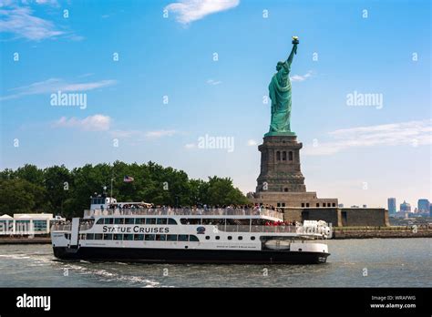 Harbour statue hi-res stock photography and images - Alamy