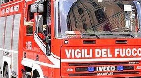 Incidente Nell Area Di Servizio A14 Autista Rimane Incastrato Sotto Il