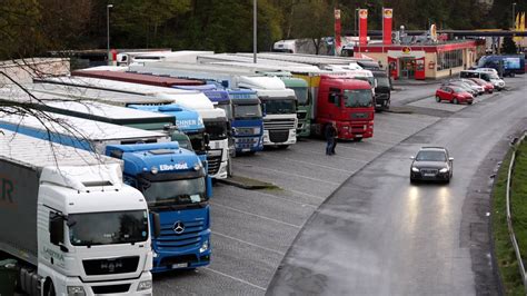 Rastende Lkw Fahrer blockieren Pkw Parkplätze