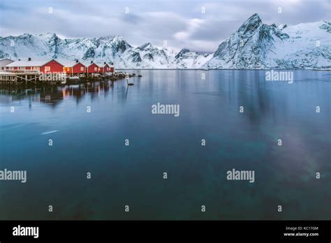 Typisches Rotes Haus Von Lofoten Inseln Fotos Und Bildmaterial In