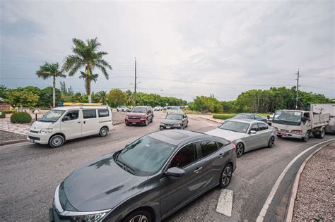 School-bus debate stuck in park as traffic chaos returns - Cayman Compass