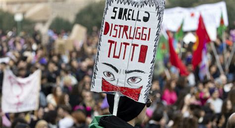 Sciopero Delle Donne Per L Marzo La Marea Fucsia Inonda Le Strade